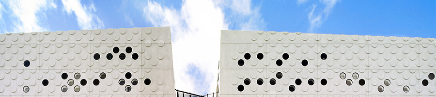 The top of an art-deco Swinburne building with a blue sky in the background.